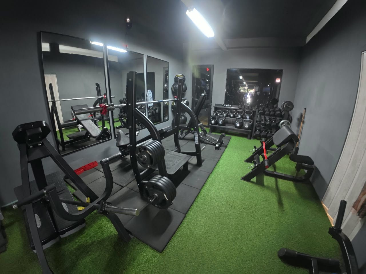 Sala de entrenamiento de Athlon Gym con equipamiento profesional