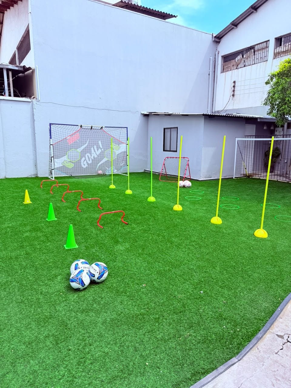 Patio de perfeccionamiento futbolístico Athlon con balón y elementos técnicos
